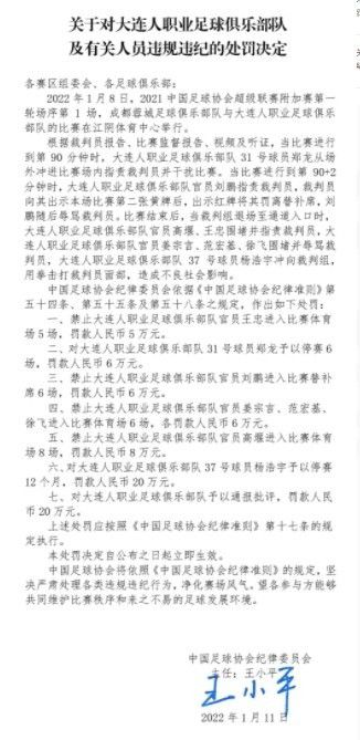 陈泽楷哈哈一笑：少爷，她也就是普通人里的高手罢了，哪能跟您比，您随便一句雷来，我看苏若离那丫头就会化成灰了。